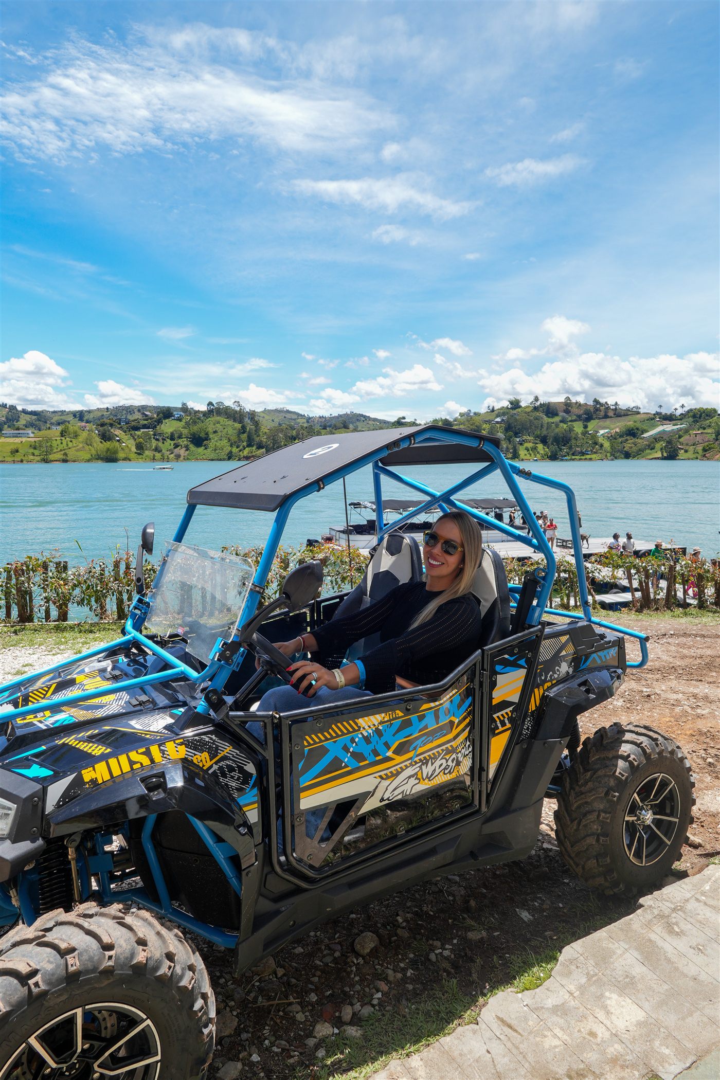 Vehículo de aventura junto a la represa de Guatapé