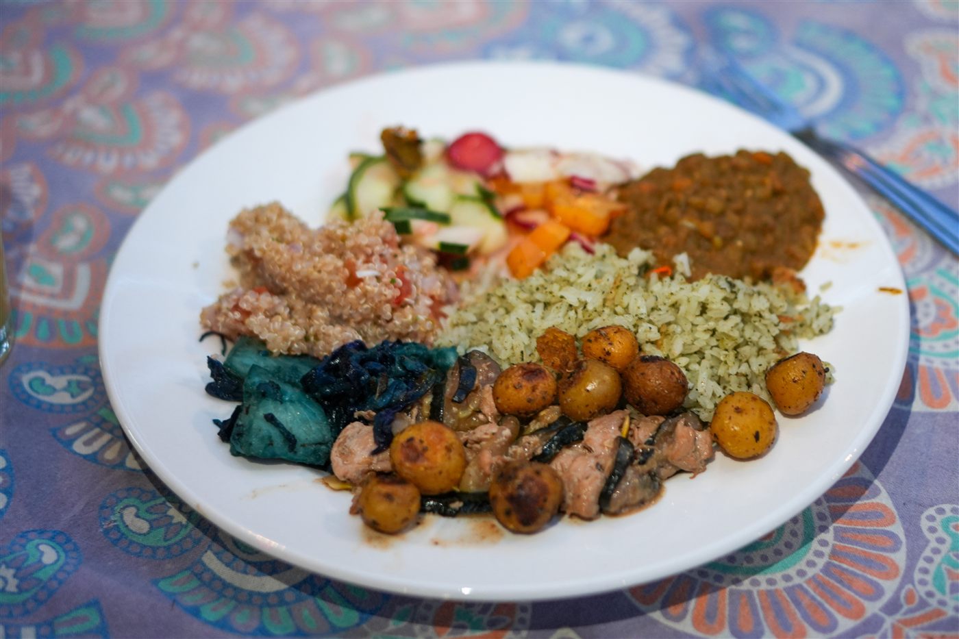 Plato de gastronomía local durante un tour en Guatapé