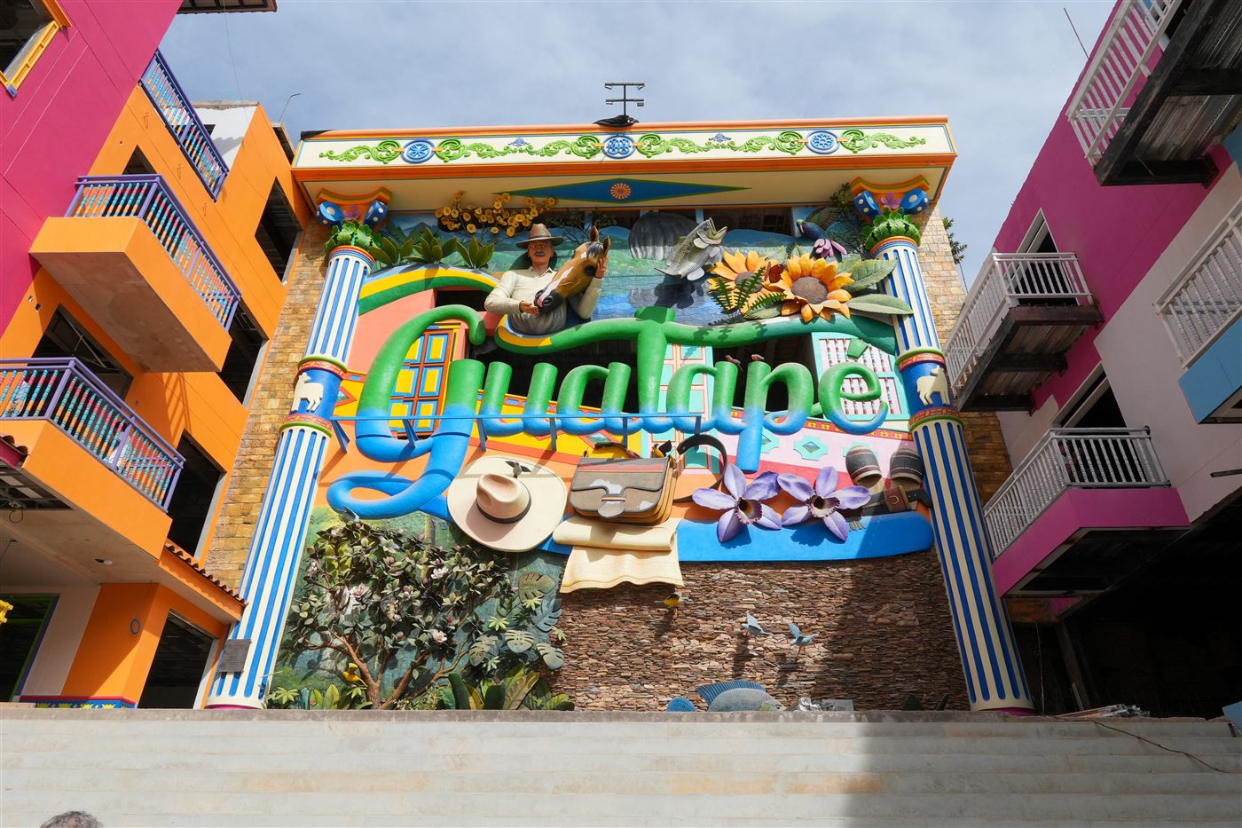 Fachada colorida con zócalos en el pueblo de Guatapé